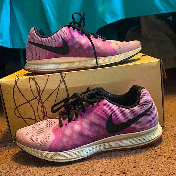 Nike Shoes - Women’s Nike Size 8 Running Sneakers
